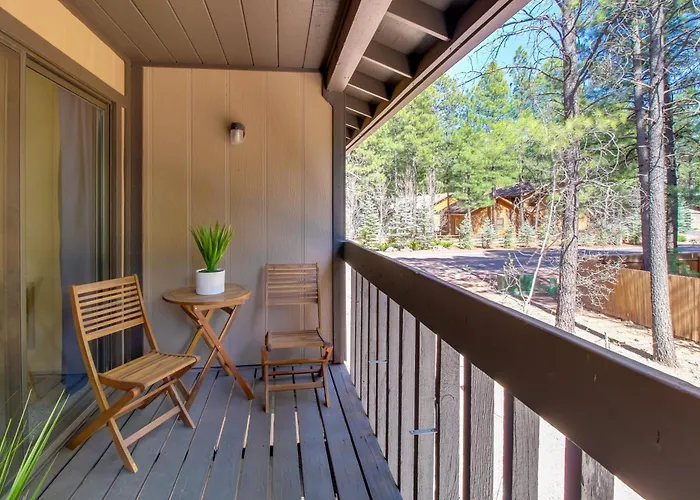 Forest-view Balcony: Holiday home Pinetop-Lakeside